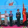 El viceministro de Defensa Hoang Xuan Chien entrega la Orden de Defensa de la Patria al Equipo de Ingenieros número 1. (Fuente: VNA)