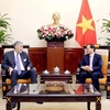 El ministro de Relaciones Exteriores de Vietnam, Bui Thanh Son, recibe a Miguel Mejia, secretario general del Movimiento Izquierda Unida (MIU) y ministro para Políticas de Integración Regional de República Dominicana. (Fuente: VNA)