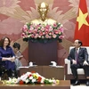 El vicepresidente de la Asamblea Nacional de Vietnam, Tran Quang Phuong, recibe en Hanoi a la senadora estadounidense Tammy Duckworth. (Fuente: VNA)