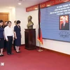 Vu Viet Trang, directora general de la Agencia Vietnamita de Noticias, junto con funcionarios, empleados y trabajadores de la VNA, conmemora a Nguyen Phu Trong, secretario general del Comité Central del Partido Comunista de Vietnam. (Foto: VNA)