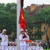 La ceremonia de izamiento de bandera nacional a media asta tuvo lugar a las 6:00 horas del 25 de julio en la plaza Ba Dinh. (Fuente: VNA)