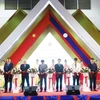 El embajador vietnamita en Laos, Nguyen Ba Hung, y los delegados cortan cinta de inauguración. (Fuente: VNA)