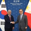 El ministro de Asuntos Exteriores de Corea del Sur, Cho Tae-yul (derecha), estrecha la mano de su homólogo de Filipinas, Enrique Manalo, antes de sus conversaciones en Seúl el 7 de agosto. (Foto: Yonhap)