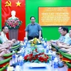 El primer ministro Pham Minh Chinh sostiene una reunión de trabajo con la policía del distrito de Krong Pac. (Fuente: VNA)