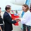 El jefe de la Comisión de Asuntos Jurídicos de la Asamblea Nacional de Vietnam, Hoang Thanh Tung, recibe a la presidenta del Senado de Australia, Sue Lines, en el aeropuerto internacional de Noi Bai, Hanoi. (Fuente: VNA)