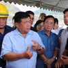 El ministro de Planificación e Inversión de Vietnam, Nguyen Chi Dung, visita la ubicación prevista de la Central Térmica Kaleum de la Corporación de Electricidad y Petróleo de Vietnam en la provincia de SeKong. (Fuente: VNA)