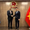 El embajador Dang Hoang Giang, jefe de la misión permanente de Vietnam ante la Organización de Naciones Unidas (ONU), recibe a su homólogo indio, Parvathaneni Harish. (Fuente: VNA)