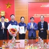 Líderes de la Junta Directiva de la Zona Económica Provincial entregan el certificado de inversión a representantes de la empresa Gokin Solar, febrero de 2024. (Fuente: baoquangninh.vn)