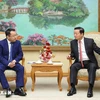 El viceprimer ministro de Vietnam Tran Hong Ha )derecho) recibe al director ejecutivo del grupo chino Geely Auto, Gan Jiayue. (Fuente: VNA)