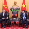 El miembro del Buró Político y presidente de la Academia Nacional de Política Ho Chi Minh (HCMA), Nguyen Xuan Thang, recibe al embajador de Bielorrusia en Hanoi, Uladzimir Baravikou. (Fuente: VNA)