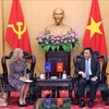 El miembro del Buró Político, director de la Academia Nacional de Política Ho Chi Minh y presidente del Consejo Teórico Central, Nguyen Xuan Thang, recibe a la directora del Banco Mundial en Vietnam, Mariam Sherman. (Fuente: VNA)