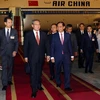 El viceprimer ministro y canciller de Vietnam, Bui Thanh Son, recibe al primer ministro de China, Li Qiang, en el aeropuerto internacional de Noi Bai. (Fuente: VNA)