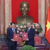 Ceremonia de entrega de trabajos entre el secretario general del Partido Comunista de Vietnam, To Lam, y el recién electo presidente Luong Cuong. (Fuente: VNA)