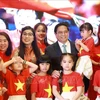 El primer ministro de Vietnam, Pham Minh Chinh, y su esposa se reúne con la comunidad vietnamita en los Emiratos Árabes Unidos. (Fuente: VNA)