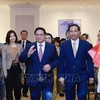 El primer ministro Pham Minh Chinh y su esposa se reúnen el 30 de octubre con el personal de la embajada y representantes de comunidad vietnamita en Qatar. (Fuente: VNA)