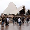 Los turistas visitaron la Ópera en Sídney, Australia, el 17 de junio de 2024. (Foto de ilustración: Getty Images/VNA)