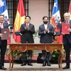 El presidente de Vietnam, Luong Cuong, y su homólogo chileno, Gabriel Boric, testimonian la firma de la declaración conjunta entre los dos ministerios de Relaciones Exteriores. (Fuente: VNA)