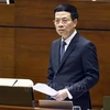 El ministro de Información y Comunicación, Nguyen Manh Hung, responde a los diputados. (Fuente: VNA)