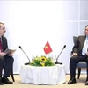 El primer ministro de Vietnam, Pham Minh Chinh, recibe al vicepresidente global del Grupo Embraer, José Serrador. (Fuente: VNA)