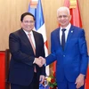 El primer ministro de Vietnam, Pham Minh Chinh, y el presidente del Senado de República Dominicana, Ricardo de los Santos Polanco. (Fuente: VNA)