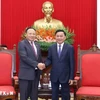 El miembro del Buró Político, integrante permanente del Secretariado del Comité Central del Partido Comunista de Vietnam y jefe de la Comisión de Control Disciplinario, Tran Cam Tu, recibe al secretario del Comité Central de la Unión de la Juventud Popular Revolucionaria de Laos, Monexay Laomoaxong. (Fuente: VNA)