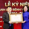 La vicepresidenta de Vietnam, Vo Thi Anh Xuan, concede Orden de Trabajo de primera categoría al director del Hospital Central de Hue, Pham Nhu Hiep. (Fuente: VNA)