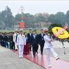 Los delegados depositan una ofrenda de flores en homenaje al Presidente Ho Chi Minh en su mausoleo. (Foto: VNA)