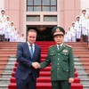 Министр национальной обороны генерал Фан Ван Жанг (справа) и министр вооруженных сил Франции Себастьен Лекорню в Ханое 5 мая. (Фото: ВИA)