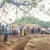Туристы посещают холм А1 на историческом памятнике особого национального значения - поле битвы Дьенбьенфу. 