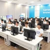 3 мая в Ханое Национальный инновационный центр Вьетнама (NIC) и компания Samsung Vietnam официально объявили о начале программы развития технологических талантов под названием «Инновационный кампус Samsung (SIC)» на 2023-2024 учебный год. (Фото: газета «Нянзян») 