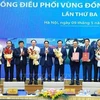 Премьер-министр Фам Минь Тьинь (в центре) вручает руководителям населенных пунктов решения, утверждающие планирование городов и провинций в регионе дельты Красной реки (Фото: ВИА) 