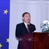 Вице-председатель Народного комитета города Хошимин Зыонг Ань Дык выступает на праздновании Дня Европы 2024, организованном Делегацией ЕС во Вьетнаме 16 мая вечером. (Фото: ВИA)