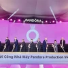 На церемонии закладки первого камня ювелирного завода Pandora Production Vietnam во Вьетнамо-Сингапурском индустриальном парке III (VSIP III) в городе Тануйен южной провинции Биньзыонг 16 мая. (Фото: ВИA)