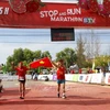 Спортсмены заканчивают дистанцию в 42 км на марафоне Stop And Run BTV BTV Binh Thuan 2024. (Фото: ВИA)