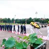 Руководители отдают дань уважения президенту Хо Ши Мину по случаю его 134-й годовщины. (Фото: ВИА)