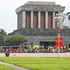 Около 32 000 человек посетили мавзолей Хо Ши Мина в день 134-й годовщины со дня рождения президента (Фото: ВИA)