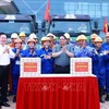 Премьер-министр Фам Минь Тьинь вручает подарки инженерам и рабочим, участвующим в строительстве терминала Т2 ханойского международного аэропорта Нойбай (Фото: ВИA)