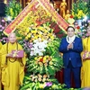 Премьер-министр Фам Минь Тьинь в пагоде Куаншы 22 мая. (Фото: ВИA)