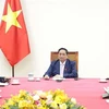 Премьер-министр Фам Минь Тьинь во время телефонного разговора с премьер-министром Нидерландов Марком Рютте 22 мая. (Фото: ВИA)