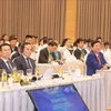 Заместитель премьер-министра Чан Лыу Куанг (в первом ряду, 3-й слева) на саммите "Цифровая трансформация Вьетнама и Азии 2024", состоявшемся в Ханое днем 28 мая. (Фото: ВИA)