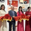 Посол Вьетнама во Франции Динь Тоан Тханг (третий слева) и другие делегаты перерезают ленточку для открытия выставки. (Фото: ВИA)