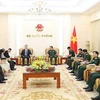 Заместитель министра обороны сеньор генерал-полковник Хоанг Суан Чиен (справа) принимает советника посольства Китая во Вьетнаме по полицейским делам Ван Бэня 29 мая. (Фото: ВИA)