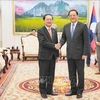 Премьер-министр Лаоса Сонексай Сипхандон (справа) 29 мая принимает министра науки и технологий Вьетнама Хюнь Тхань Дата. (Фото: ВИA)