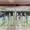 С августа 2023 года в пяти международных аэропортах - Нойбай, Дананг, Камрань, Таншонят и Фукуок - в экспериментальном порядке будут установлены автоматические ворота. (Фото: vneconomy.vn) 
