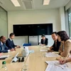 Заместитель министра здравоохранения Нгуен Тхи Лиен Хыонг (второй справа), руководитель программы Gavi Аурелия Нгуен (первая слева) и другие официальные лица встретились в штаб-квартире Gavi в Женеве. (Источник: ВИА) 