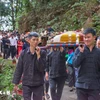 Местные жители совершают ритуал подношения благовоний храмам Онг и Ба во время фестиваля бвзара Кхау Вай Фонг Лыу в 2023 году. (Фото: ВИА)