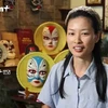 Человек, превращающий маски вьетнамской оперы «туонг» в культурные подарки в Биньдине