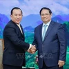 Премьер-министр Фам Минь Тьинь (справа) и министр инспекции Камбоджи Хуот Хак. (Фото: ВИA)