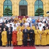 Президент То Лам (на первом плане, седьмой справа), религиозные деятели и сановники на встрече в Ханое 13 июня (Фото: ВИA)