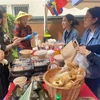  Вьетнамская кухня привлекает множество посетителей на ярмарке. (Фото: ВИA) 